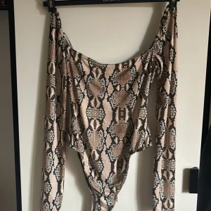 Snake print body suit (boohoo)  - Säljer denna snygga snake print body suiten som fortfarande har etiketten på😍👏🏽