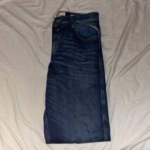 Replay Jeans - Ett par fräscha Replay Jeans i nästtill nyskick i storlek 30/34. Vid frågor skriv i pm!
