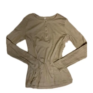 Söt topp💗 - Khaki grön långärmad tröja med knappar💕 Mycket bra skick, använd 1 gång