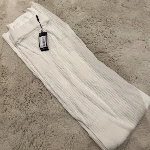 Ribbade byxor  - Ribbade byxor från prettylittlething som är aldrig använd 