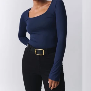 Marinblå långarmad topp - Säljer en marinblå kortarmad tröja med slits längst ner i armen. Den är i nyskick, storlek M. Säljer pågrund av att den inte kommer till användning.💞