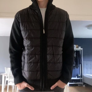 Cardigan jacka - Storlek är M men den kan sitta som L.