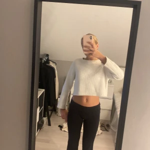 Vit stickad tröja från Gina Tricot - En vit stickad tröja från Gina Tricot. Tröjan har långa ärmar och en croppad passform. Den är tillverkad i ett mjukt och bekvämt material. pris går att diskutera. Strl 146/152 men passar XS💗