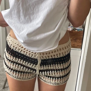 Shorts - Superfina svart/vita virkade shorts, helt nya med lappar kvar! Nypris 379 kr 🤍
