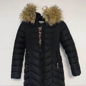 Vinterjacka  - Vinterjacka med päls från Garoff. Kroppsformad, sitter jättefin på kroppen, sparsamt använd och i mycket bra skick. Storlek XS/S/32-34  Original pris: 1500kr   Pris kan diskuteras 💗