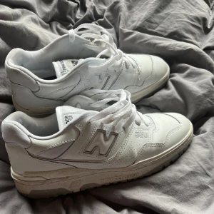 New Balance 550 - Vita New Balance skor i storleken 42,5. Bra skick, sparsamt använda.