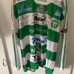 Signerad Västerås sk bandy tröja - Vsk bandy tröja med signaturer av alla spelare! Säljer den för har Ingen nytta mer av den. Går ej att köpa längre. Oklart vilken säsong man hade denna match tröjan 