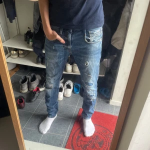 Replay jeans - Säljer dessa feta Replay jeans med sjysst slitning! Nypris 1800 mitt pris 650. Tveka inte att höra av er vid minsta fråga!👊