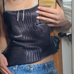 Svart linne - Svart satinlinne med spets och en vit rosett. Det är uppvikt på bilden så är lite längre i verkligheten💕