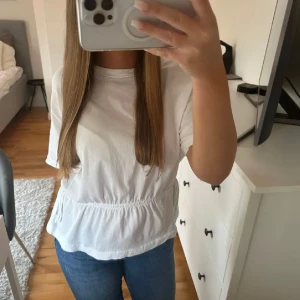 Topp med knytning - Från hm i fint skick, strl S💖