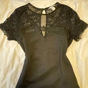 SVART BLUS - Så himla fin, funkar både till vardags och vid lite finare tillfällen💕