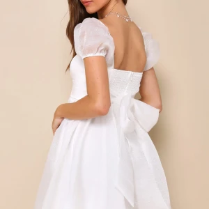 Student Klänning - Säljer denna studentklänning som är oanvänd och i nyttskick (lapp sitter kvar) Den är lite stretchig i tyget och sitter väldigt bekvämt. Den har en jätte söt rosett på ryggen som gör denna lite extra speciell och festlig! Fullpris på denna är 945kr💕