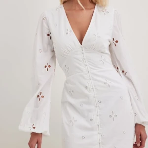 Vit somrig klänning - Mycket bra skick, använda fåtal gånger. Skicka meddelande om du vill ha fler bilder. Nypris 599