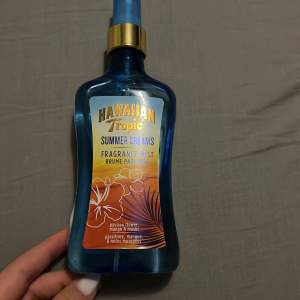 Bodymist från Hawaiian tropic! Luktar ”passion fruit, mango & musks🫐🥭🥥🍋‍🟩🫧🍦Innehåller 250 ml