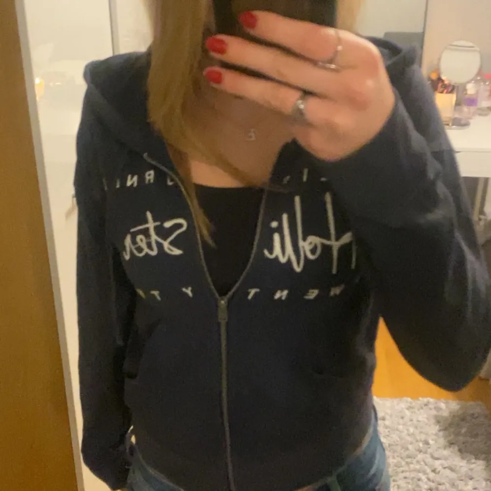 Zip up hoodie från Hollister☺️💕💕 Storlek xs!!!. Hoodies.