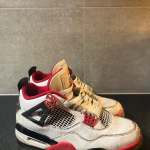 Jordan 4 fire red (utan skolåda) - Använt en sommar, med en rejäl tvätt så blir dem som nya   Kontakta för bilder eller info 