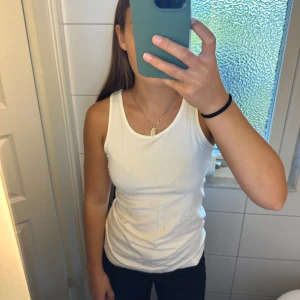 Linne med spetsrygg  - Säljer detta fina linne med spets i ryggen. Barnstorlek men som en XS/S. Köparen står för frakten. 