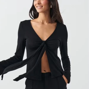 Tie front long sleeve top - Jätte snygg tröja som tyvärr inte kommit till andvänder. Köppt den för 1 år sen och har endas andvänder den 2ggr. 