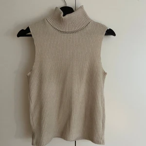 Polotröja från zara - En jättefin tröja från zara som är sparsamt använd!🤍 (lånad tredjebild)