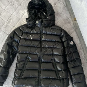 Moncler jacka - Säljer denna moncler jacka i modellen ” bady” Storlek 2 som motsvarar M. I super fint skick, tags finns fortfarande kvar samt kvitto. 