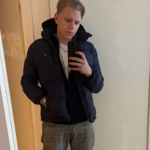 Ralph lauren vinterjacka  - Väldigt bra skick, inga slitningar eller hål osv. Köpt här p använd bara förra vintern  Varm o go Inga problem med den, bara sugen på nytt 