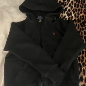 Ralph Lauren tröja  - Svart Ralph lauren tröja. Storlek 10-12 år men passar xxs💞sparsamt använd
