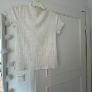 Vit topp - Söt topp från Kappahl, säljs eftersom den inte kommer till användning längre💕