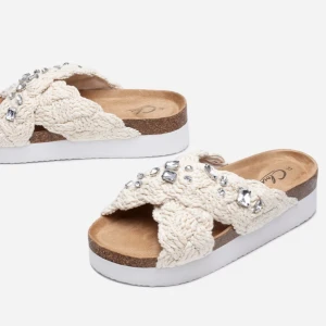 sandaler  - perfekta sandaler inför sommaren, använda 4 gånger ungefär därför säljs billigare. Dem är strl 39🤍 nypris: 449kr💞