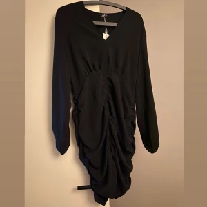 Klänning från ONLY - Strl M, aldrig använd. Köparen står för frakt. 