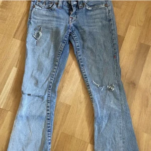 True religion jeans - Ripped true religion bootcut jeans storlek 34 Eu / 26 Us Köpt de för 1200kr.  9/10 skick
