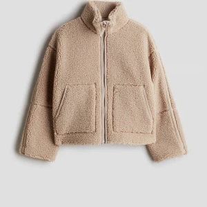 Beige Teddyjacka - Snygg beige Teddy jacka. Intressekoll.