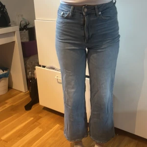 Wide jeans - Jätte fina jeans , sitter jätte bra. Storlek 34, sitter som S. Dom ska va lite korta i längden då det är Ankel lenght. Vi köpte för 399 men säljer för 100