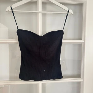 Tub topp - tup topp, svart och ribbad från shein, storlek S, bra skick använd fåtal gånger, hör av er vid frågor eller intresse!🩷 25kr