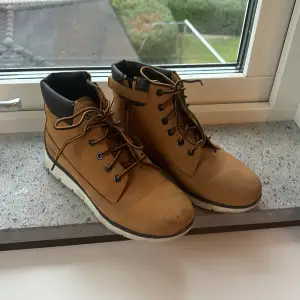 Klassisk Timberland höst/ vinter känga. Väldigt lite använda. Storlek 37