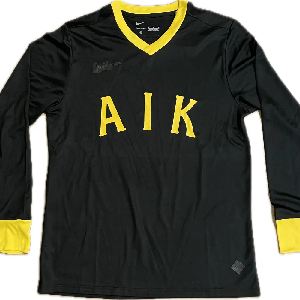 Säljer en fotbollströja från AIK. Tröjan är en reprint. Storlek: M. Ansvarar ej för postens slarv. Endast handtvätt gäller, gnugga ej på blöta prints.. Sportswear.