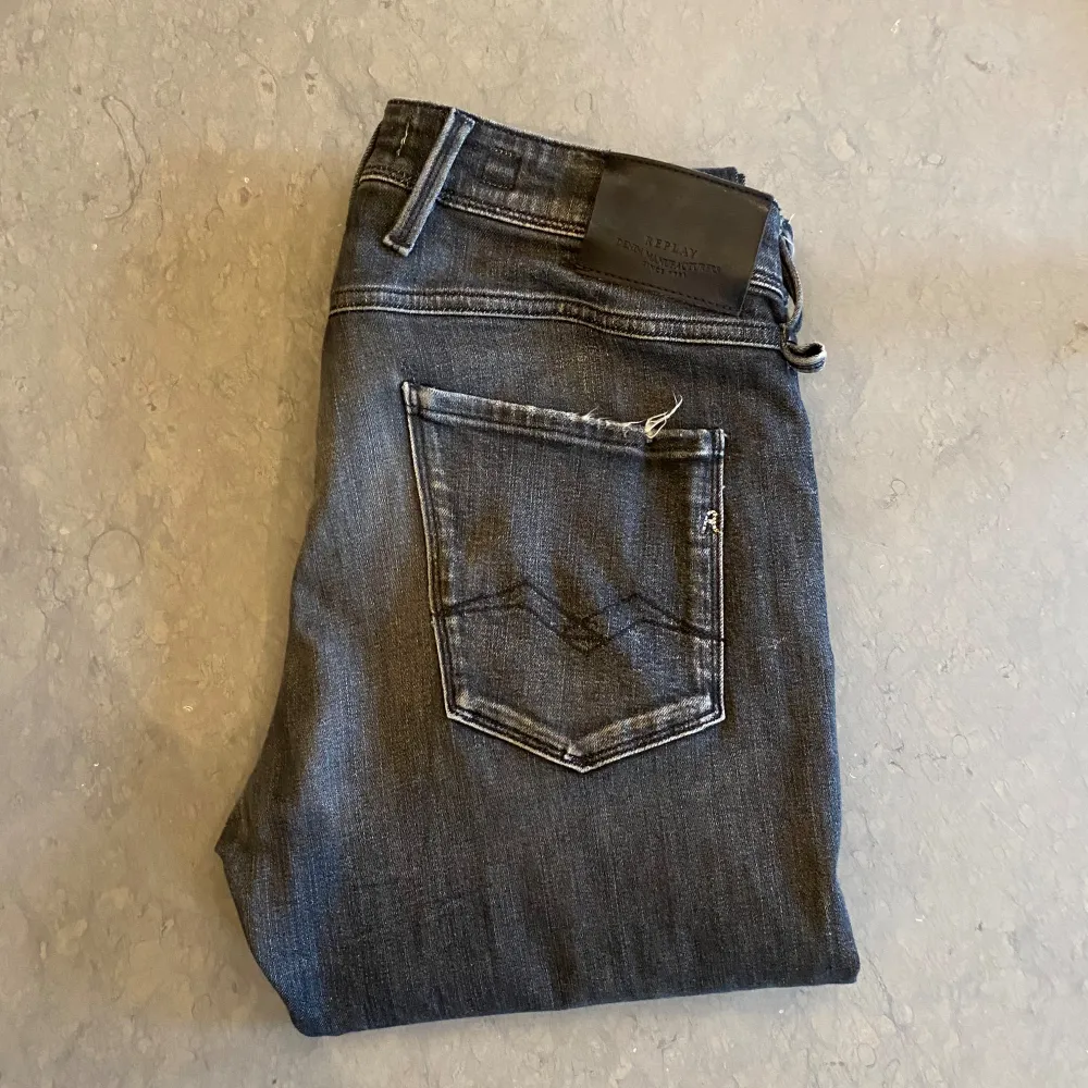 Säljer nu dessa sjukt feta jeans från Replay! Modellen är anbass, slimfit i storlek 34. Nypris är ca 1800kr, pris kan diskuteras. Hör av er vid funderingar!. Jeans & Byxor.