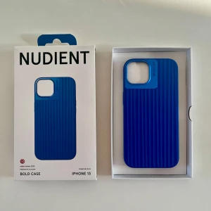 NUDIENT skal till iPhone 13. - NUDIENT skal till iPhone 13.  Knappt använd men har fått en liten böj, som inte syst tydligt om man inte böjer skalet som bild två.  Rök och djurfritt hem.