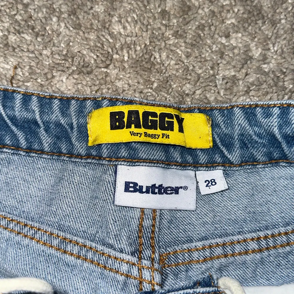 Ett par riktigt baggy jeans från märket butter goods! Skick 9/10.. Jeans & Byxor.