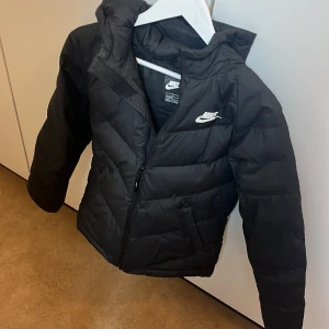 Clean Nike jacka  - Denna jacka är i bra skick och den säljs på grund av att den inte passar mig längre. Den är storlek 158 men passar folk som vanligt vis har xs. Öppen för andra prisförslag. Intresserad hör av dig!  