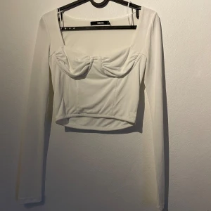 Långärmad topp - Topp från bikbok. Endast använd 1 gång så fortfarande nyskick! Storlek xs men skulle säga den är lite tight runt armarna.