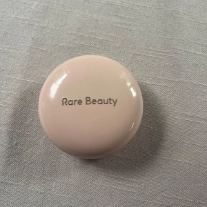 RARE BEAUTYPOSITIVE LIGHT SILKY TOUCH - HIGHLIGHTER - RARE BEAUTY POSITIVE LIGHT SILKY TOUCH - HIGHLIGHTER. I färgen enlighten. Endast testad. 