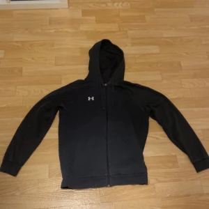 Under armor zip - Fet hoodie från under armor i storlek S, använd men ändå bra skick 