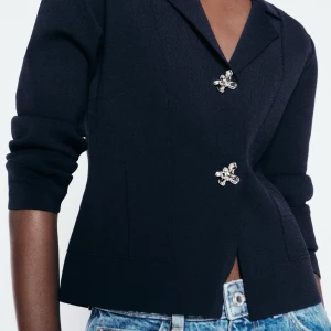 blazer zara - första bilden är lånad!  Helt ny med prislapp. Köpt för 399 säljer för 120. Är storlek M men är liten i modellen så passar mer S