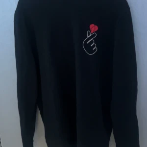 Hugo Boss Crewneck - Säljer min Hugo Boss crewneck då jag aldrig använt den, säljes helt ny, strl M men passar även L bra då den är stor i storleken, köptes på Hennigs för 1200kr (orginial kvitto finns)