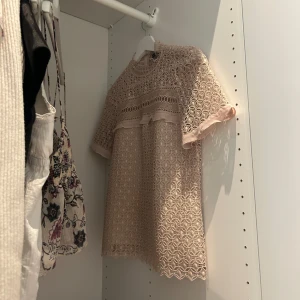 söt zara topp - inga defekter! köpte på vinted och har aldrig använt den själv💘💘