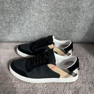 Burberry skor - Burberry skor | Storlek: 44 - sitter mindre - I princip nya - Skick: 9,8/10 - Nypris: 5600kr - Allt og medföljer - Köpta på burberrys hemsida - Kvitto finns!