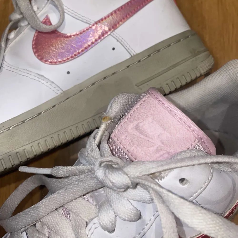 Säljer mina superfina sneakers från Nike på grund av att de inte kommer till användning. Använda endast ett fåtal gånger men har en liten defekt som syns på sista bilden, absolut inget man tänker på dock. Pris kan diskuteras! . Skor.