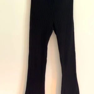 svarta utsvängda byxor - bra skick, för små både i benen och längden. passar nån som är kortare än mig säkert, stretchigt tyg, räfflat.