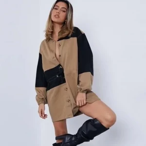 Jeans jacka  - Snygg och unik klänning i beige och svart med knappar framtill. Den har långa ärmar och ett knytband i midjan för en justerbar passform. Perfekt för höst och vår med sin stilrena design. COLOURBLOCK DRESS- Jeansklänning  köpt på Zalando, oanvänd 