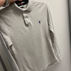 Ralph Lauren pike  - Säljer denna populära trendiga gråa polo Ralph Lauren pike. I riktigt bra skick. Vid fler frågor är det bara att höra av sig. 